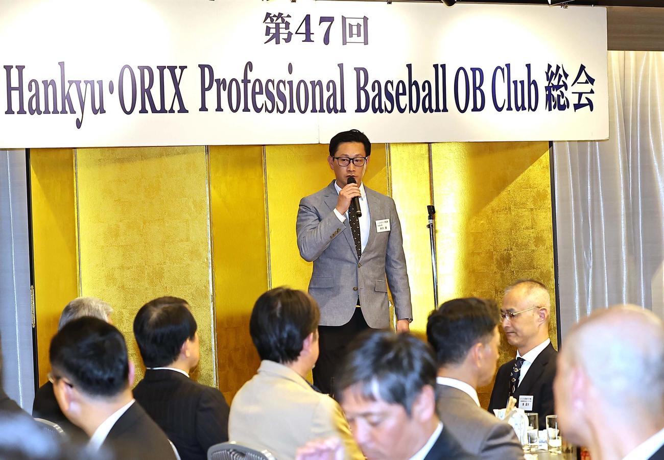 阪急・オリックスOB総会であいさつをする岸田監督（撮影・上田博志）