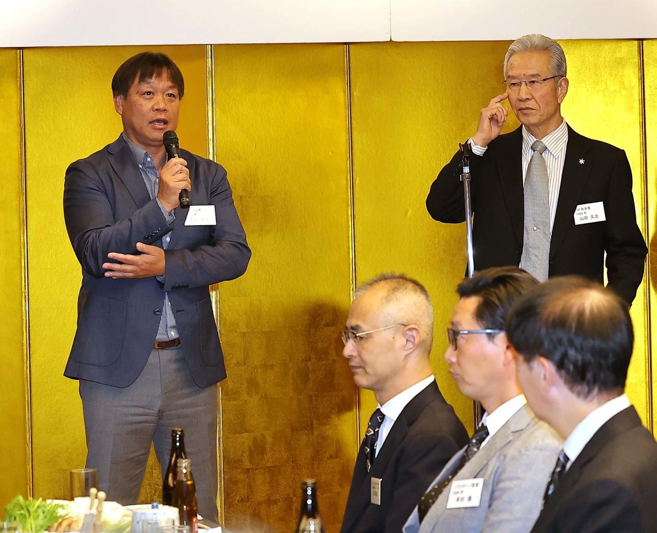 阪急・オリックスOB総会であいさつをするサムティー監督の小川氏。右は山田OB会会長（撮影・上田博志）