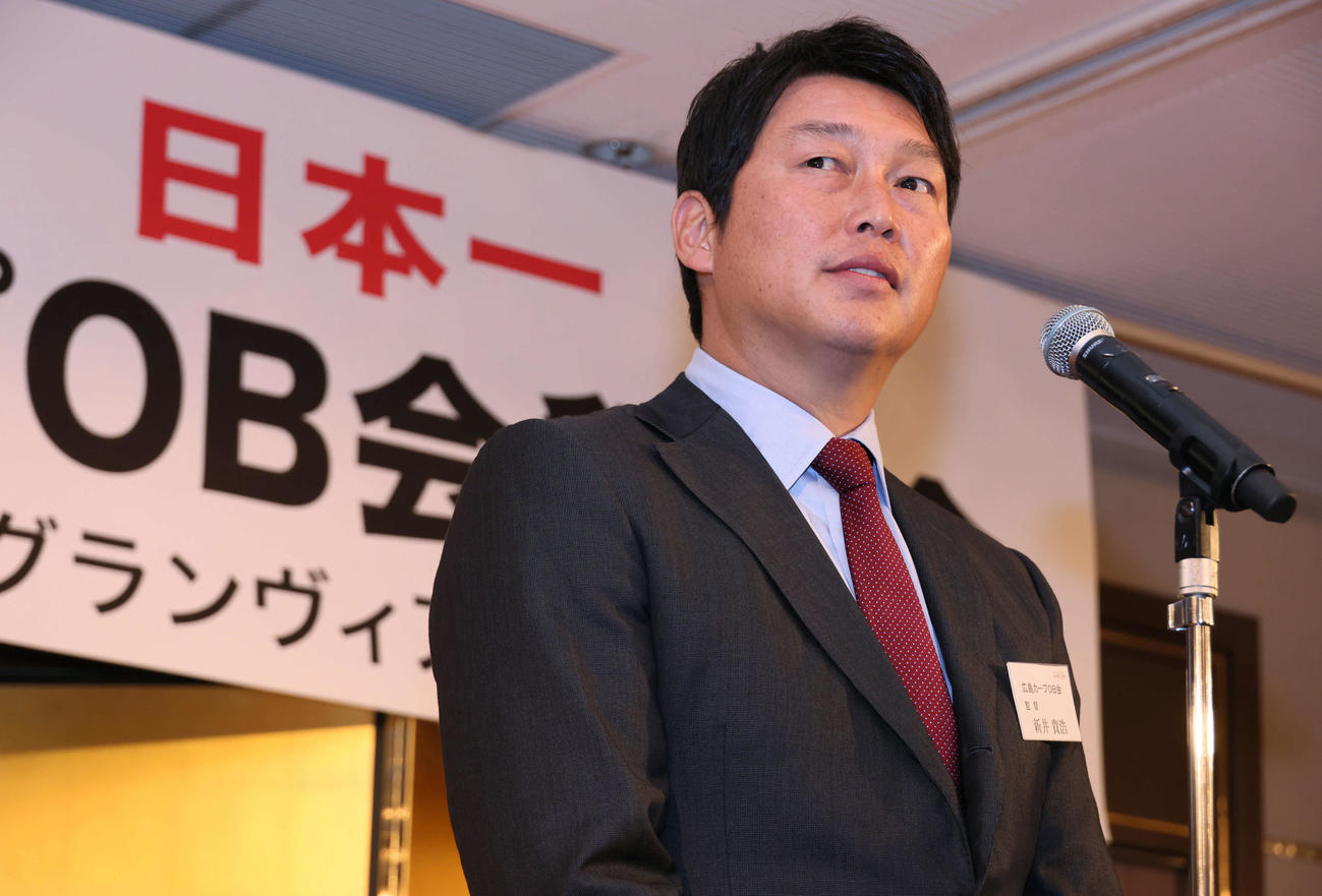 広島のOB会総会後の懇親会であいさつする新井監督（撮影・加藤孝規）