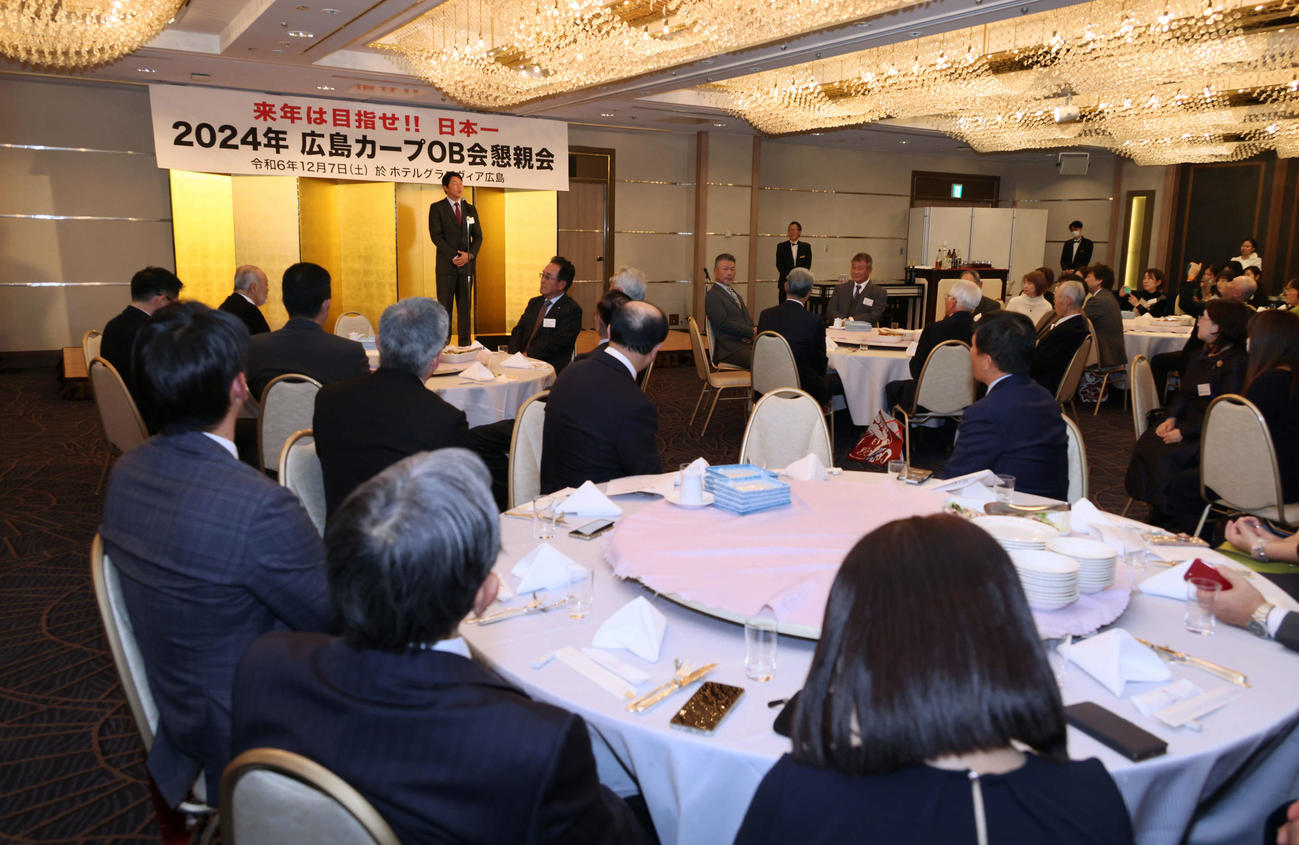 広島のOB会総会後の懇親会であいさつする新井監督（撮影・加藤孝規）