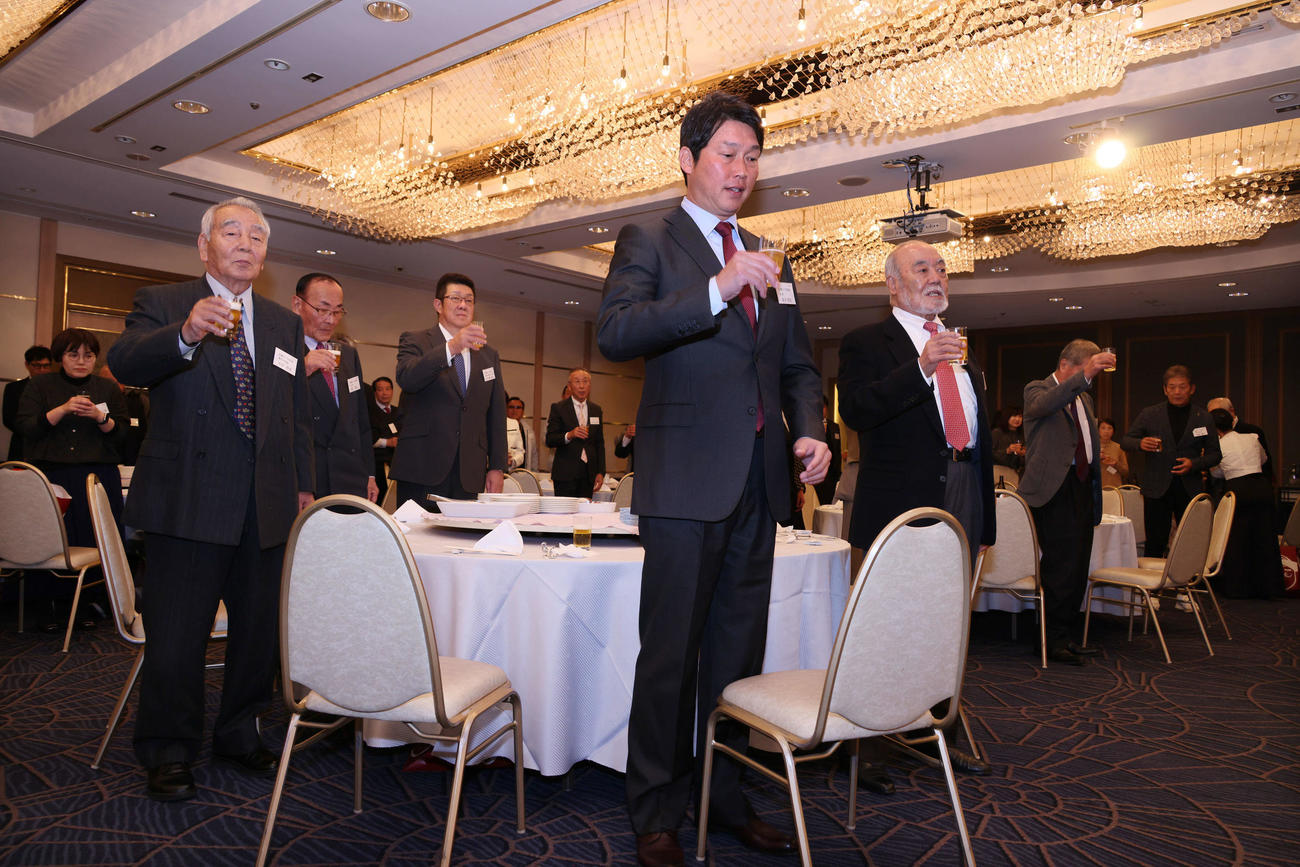 広島OB会懇親会で乾杯する新井監督（中央）ら（撮影・加藤孝規）
