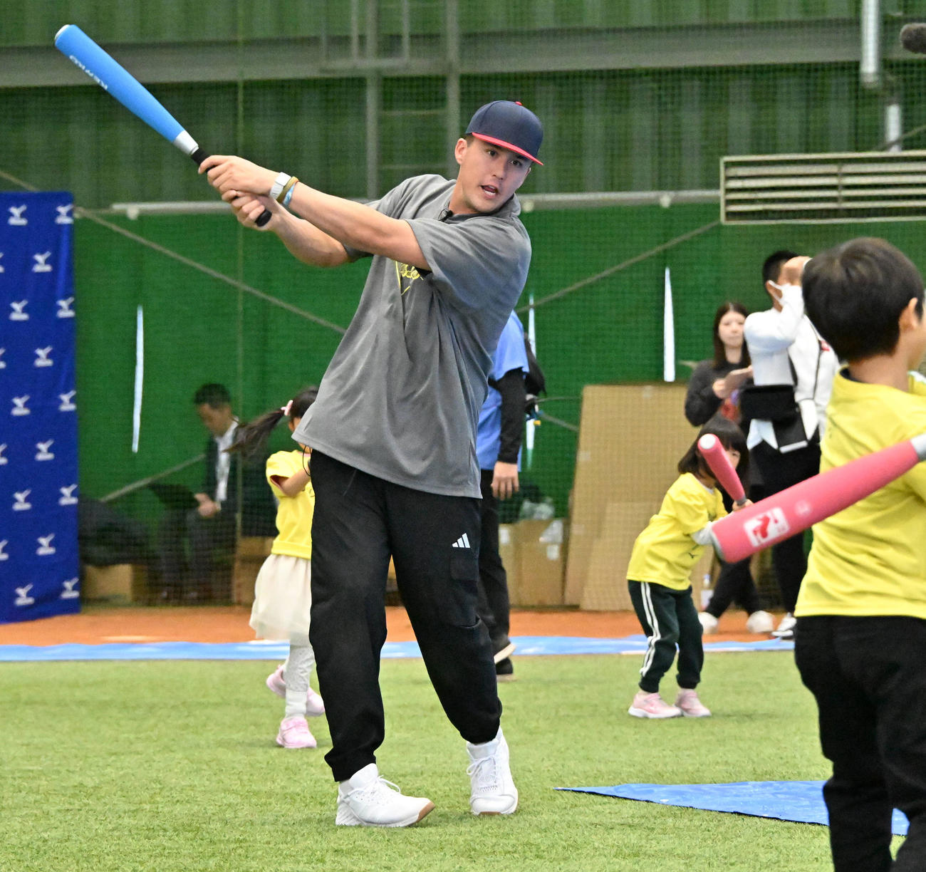 子どもたちにバッティングを教えるカージナルスのヌートバー（撮影・石井愛子）