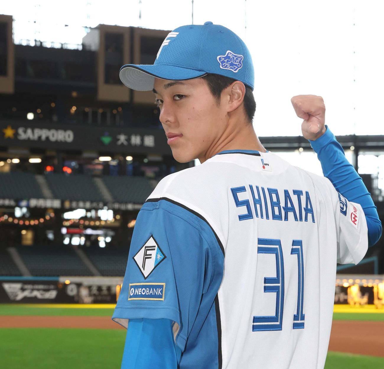 背番号「31」を披露するドラフト1位の柴田（撮影・黒川智章）