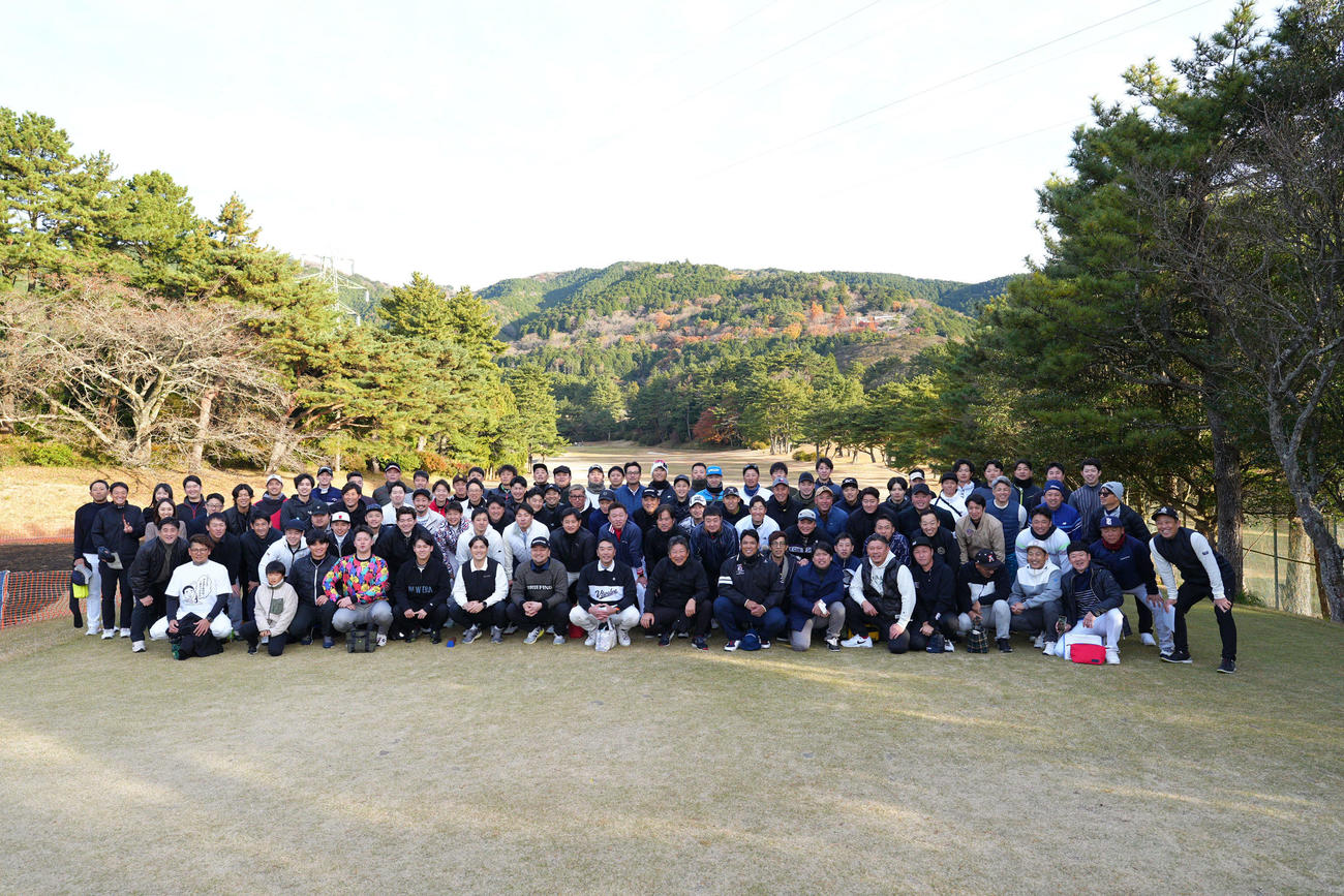 「第3回中大硬式野球部若手ゴルフコンペ」に参加した左から阪神森下翔太、巨人伊藤優輔、前日本ハム鍵谷陽平、ロッテ沢村拓一、巨人阿部慎之助監督、中大清水達也監督、前ロッテ井上晴哉、DeNA牧秀悟、DeNA石田裕太郎、ヤクルト北村恵吾と中大野球部OBたち（提供写真）