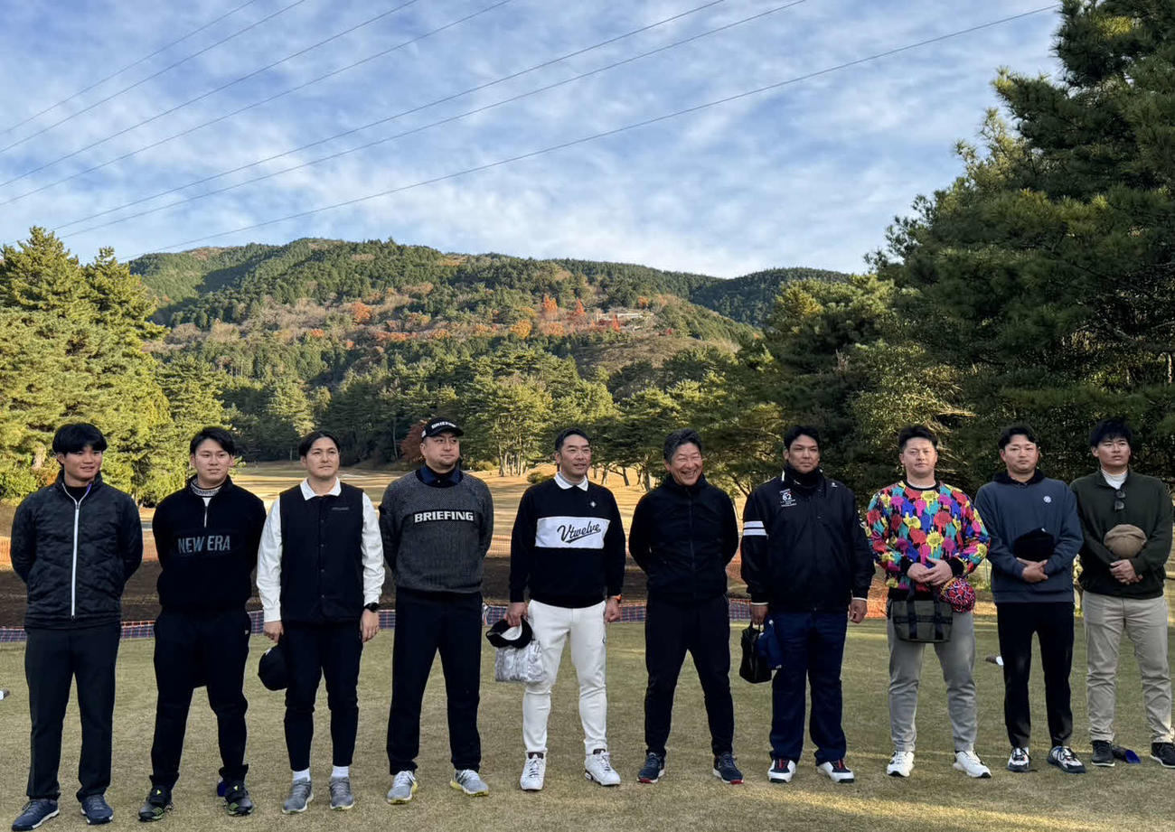「第3回中大硬式野球部若手ゴルフコンペ」に参加した左から阪神森下、巨人伊藤、前日本ハム鍵谷、ロッテ沢村、巨人阿部監督、中大清水監督、前ロッテ井上、DeNA牧、DeNA石田裕、ヤクルト北村恵（撮影・小早川宗一郎）