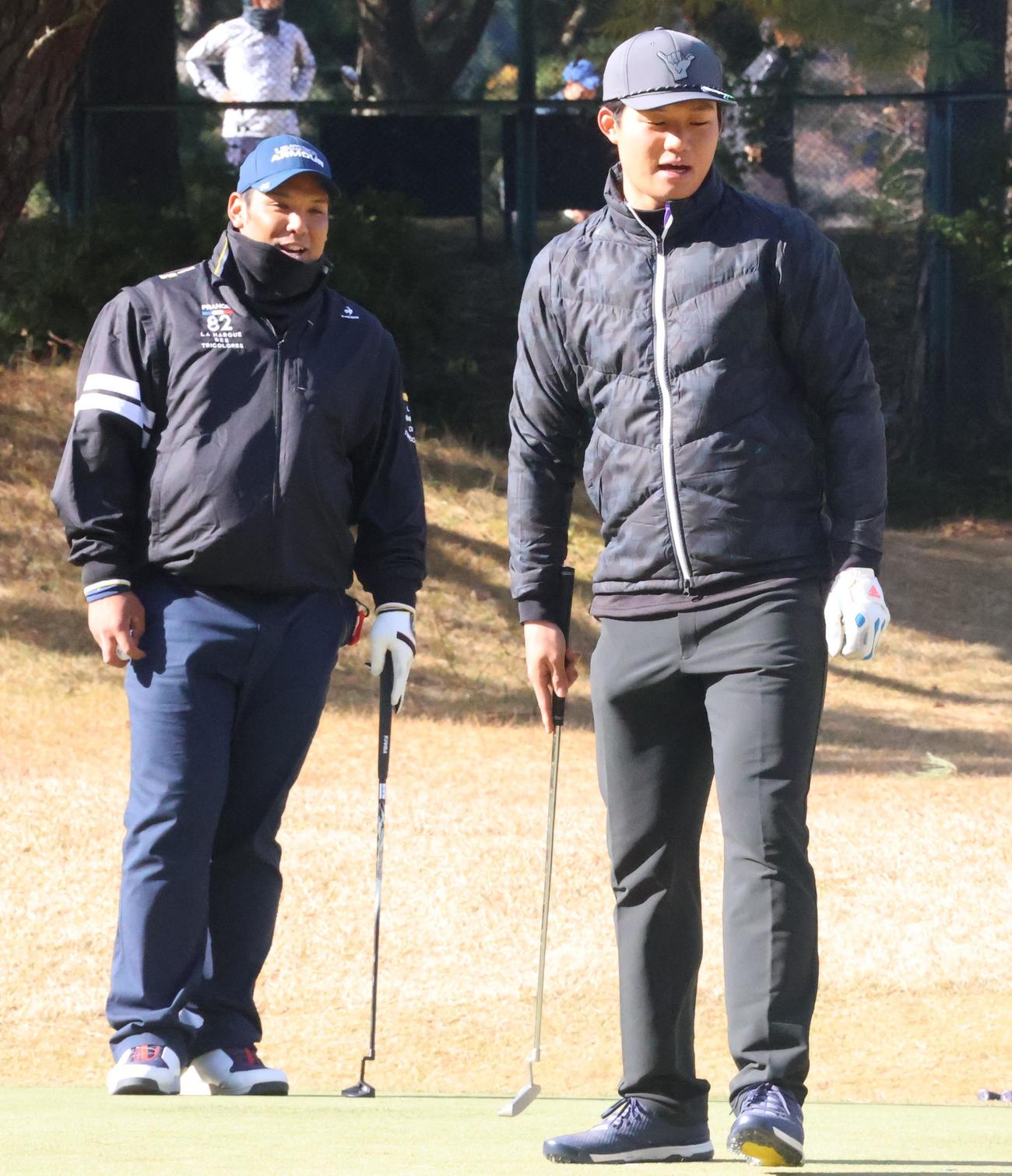 中大硬式野球部OB・OGによるゴルフコンペに参加しグリーン上で悔しがる阪神森下（右）と今季限りで現役を引退したロッテ井上（撮影・塚本光）