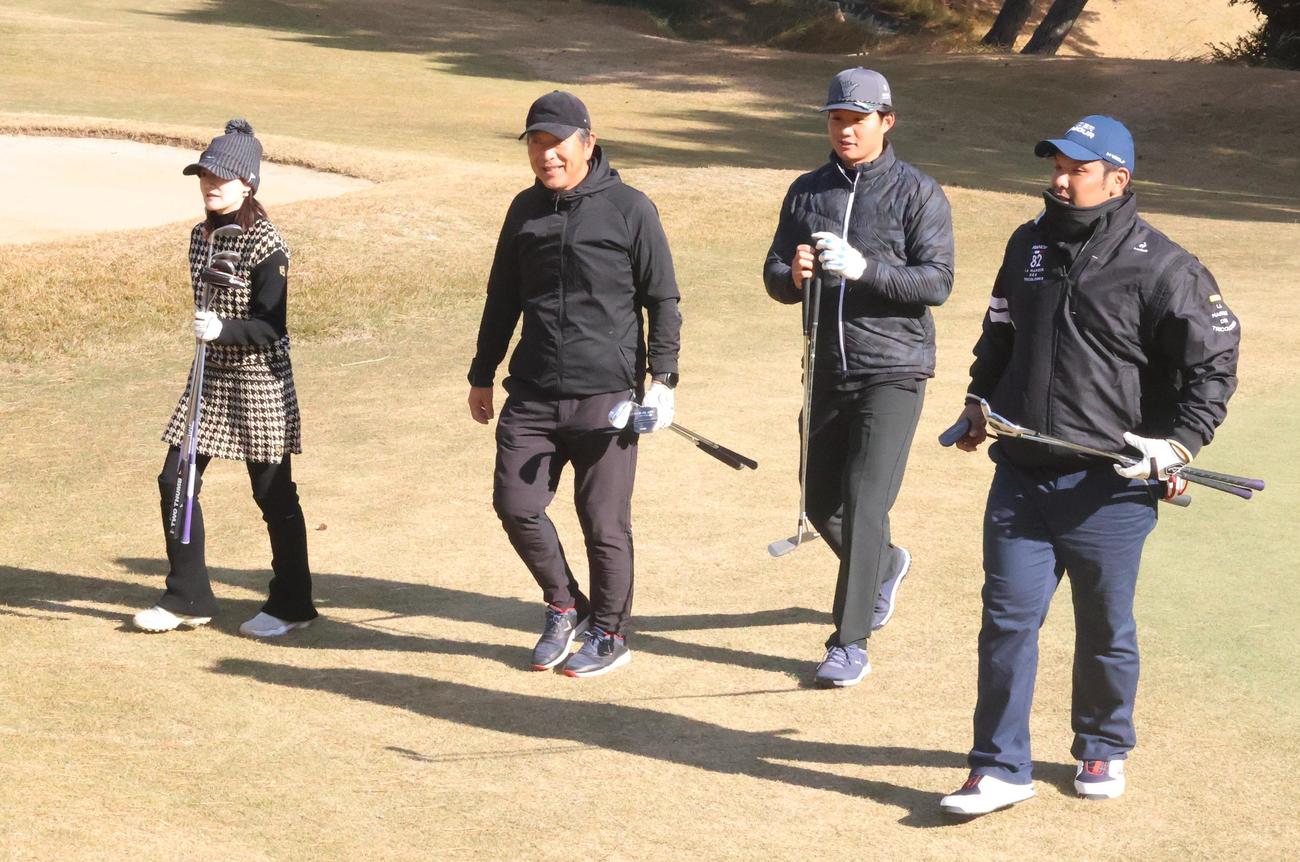 中大硬式野球部OB・OGによるゴルフコンペに参加し同組の清水監督（左から2人目）の隣を歩く同組の阪神森下（撮影・塚本光）