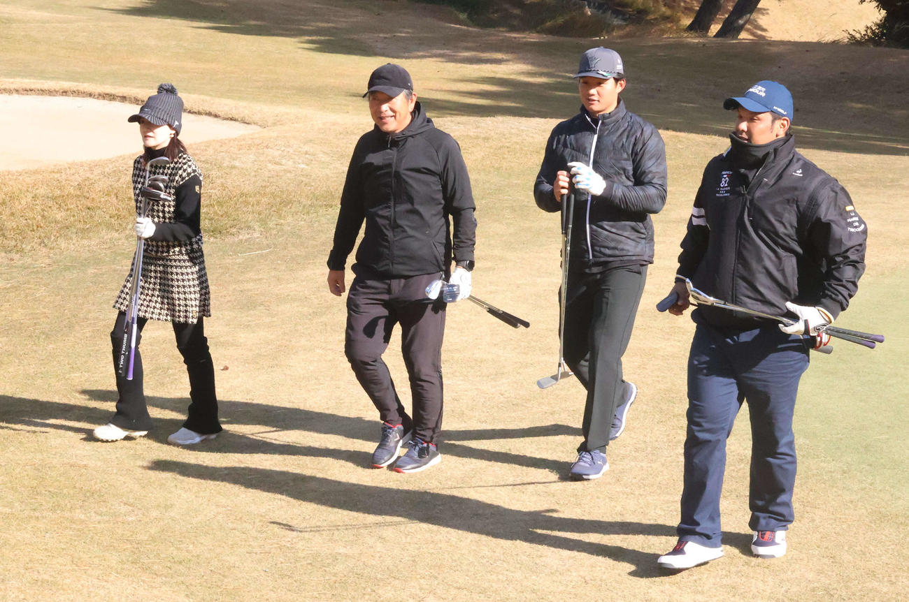 中大硬式野球部OB・OGによるゴルフコンペに参加し同組の清水監督（左から2人目）の隣を歩く阪神森下（撮影・塚本光）
