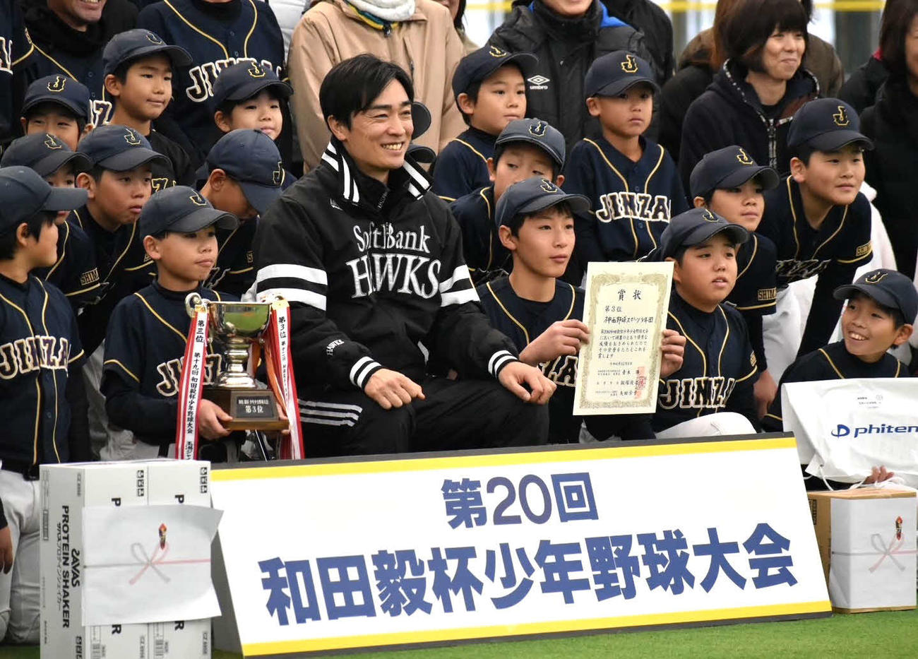 集合写真で笑顔を見せる和田氏（撮影・只松憲）