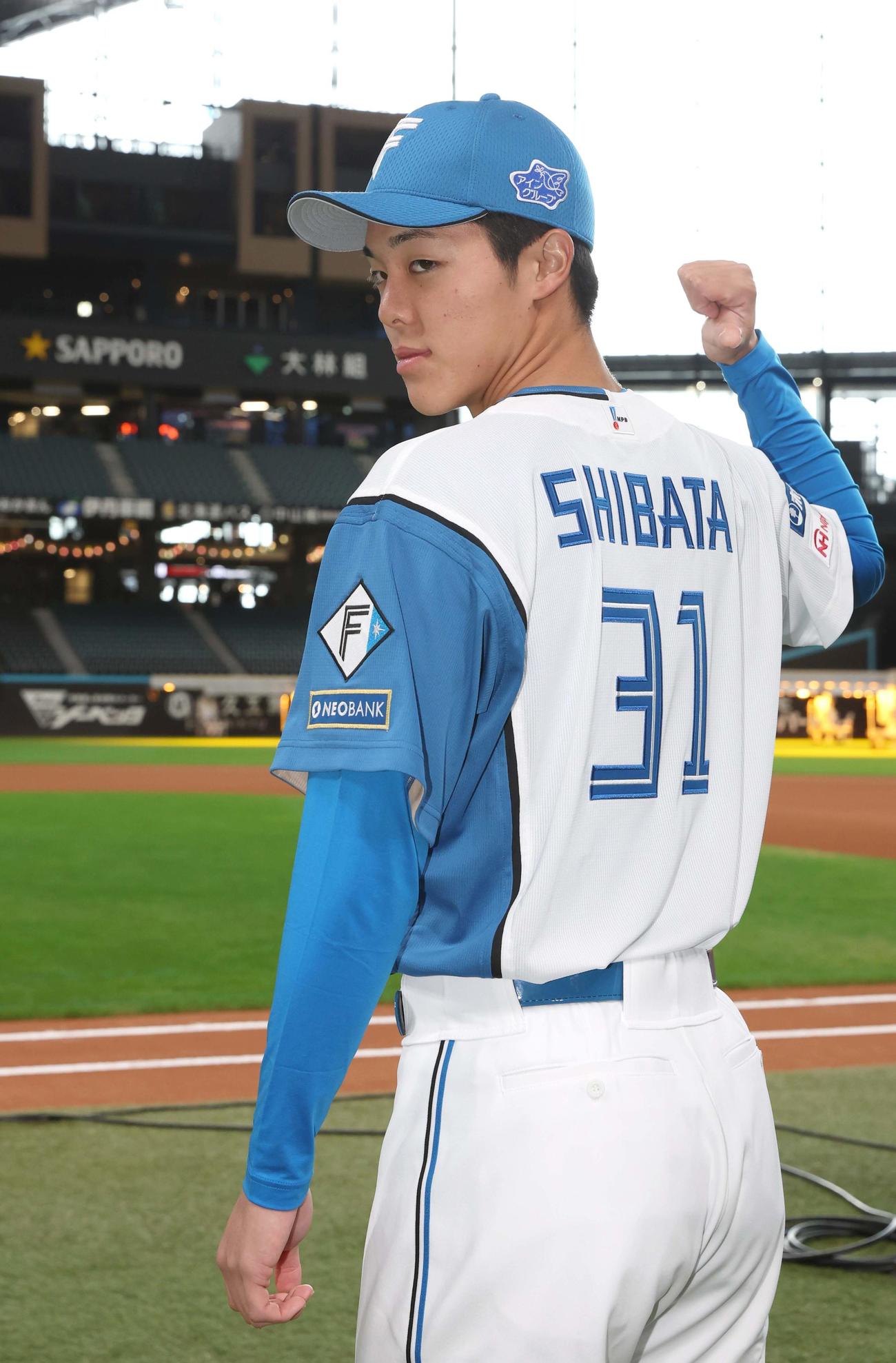 背番号「31」を披露するドラフト1位の柴田（撮影・黒川智章）