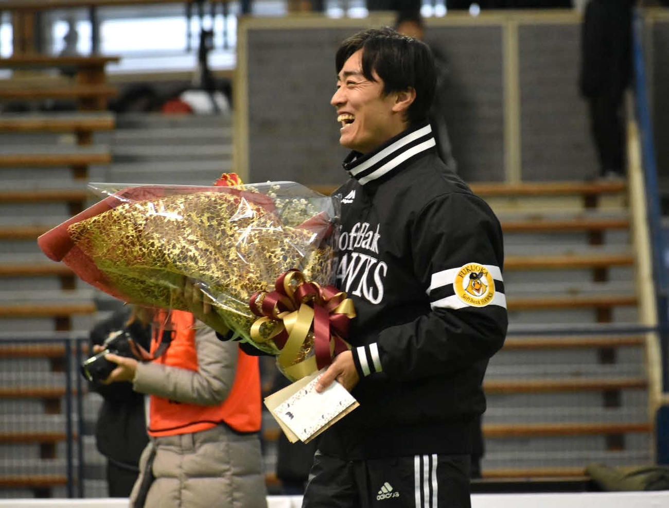 花束を受け取って笑顔の和田氏（撮影・只松憲）