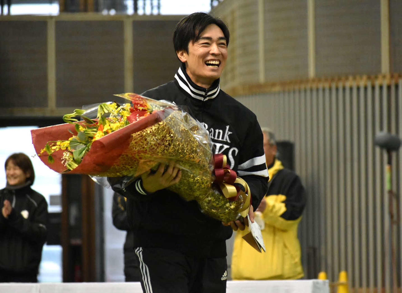 花束を受け取って笑顔の和田氏（撮影・只松憲）