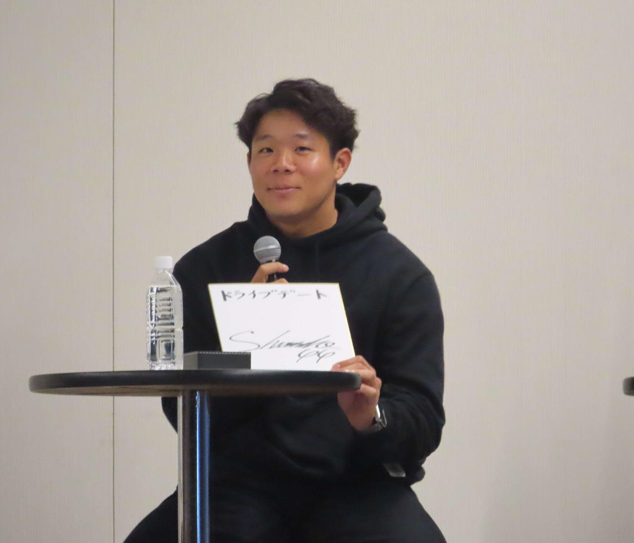「GIANTS Day Special 2024 inよみうりランド」のトークショーに参加した巨人佐々木（撮影・水谷京裕）