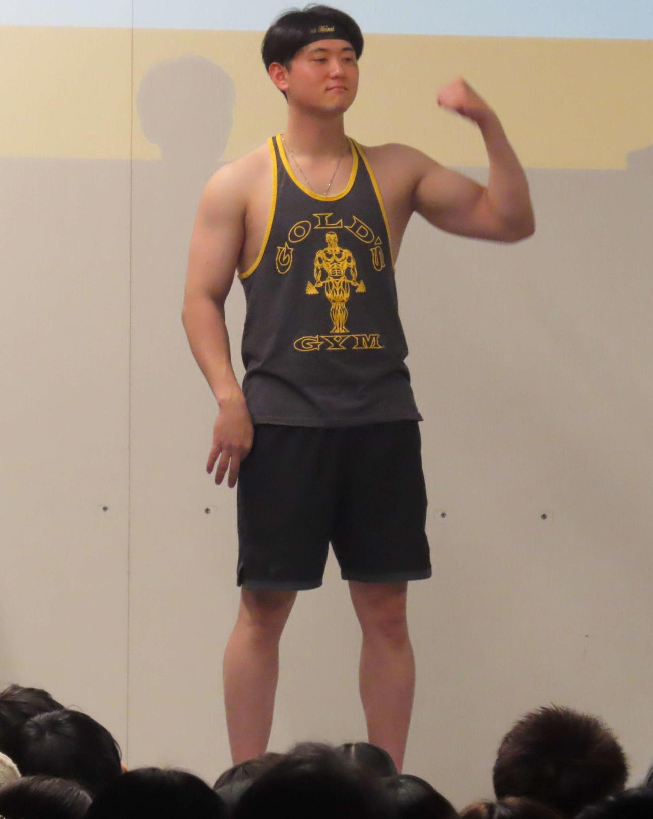 「GIANTS Day Special 2024 inよみうりランド」のトークショーに参加し、ガッツポーズを見せる巨人平内（撮影・水谷京裕）