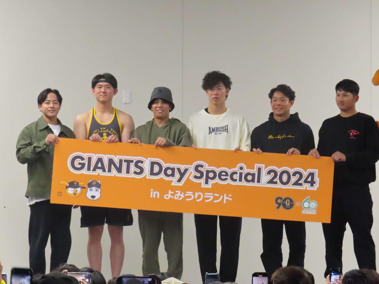 「GIANTS Day Special 2024 inよみうりランド」のトークショーに参加した、左から巨人湯浅、平内、門脇、森田、佐々木、泉口（撮影・水谷京裕）
