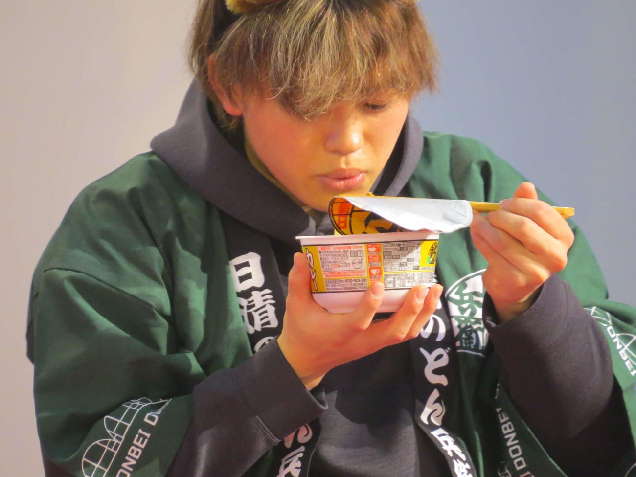きつね耳をつけて日清どん兵衛のトークショーに参加し、同商品を試食する日本ハム田宮（撮影・本間翼）
