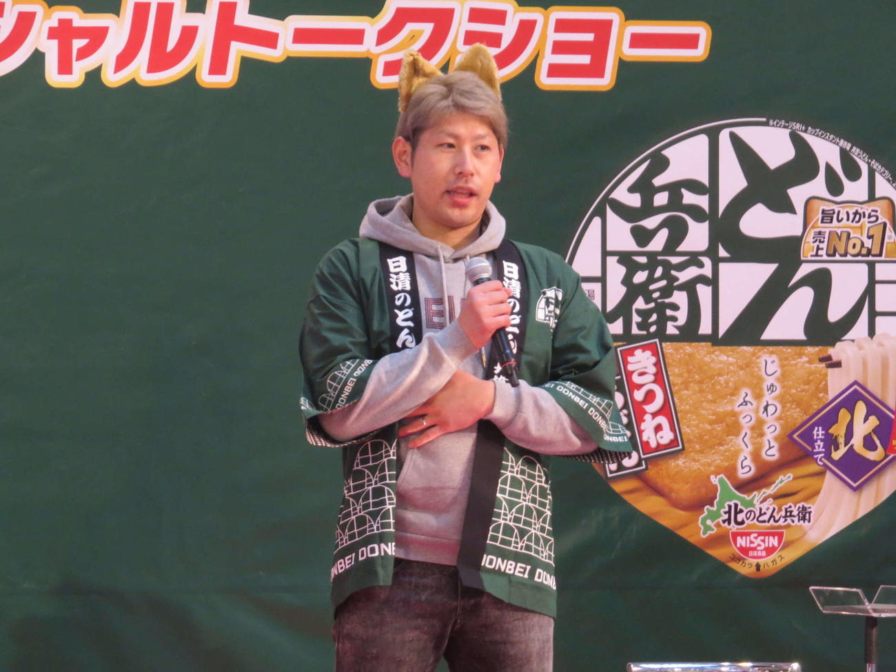 きつね耳をつけてトークショーに参加する日本ハム加藤貴（撮影・本間翼）
