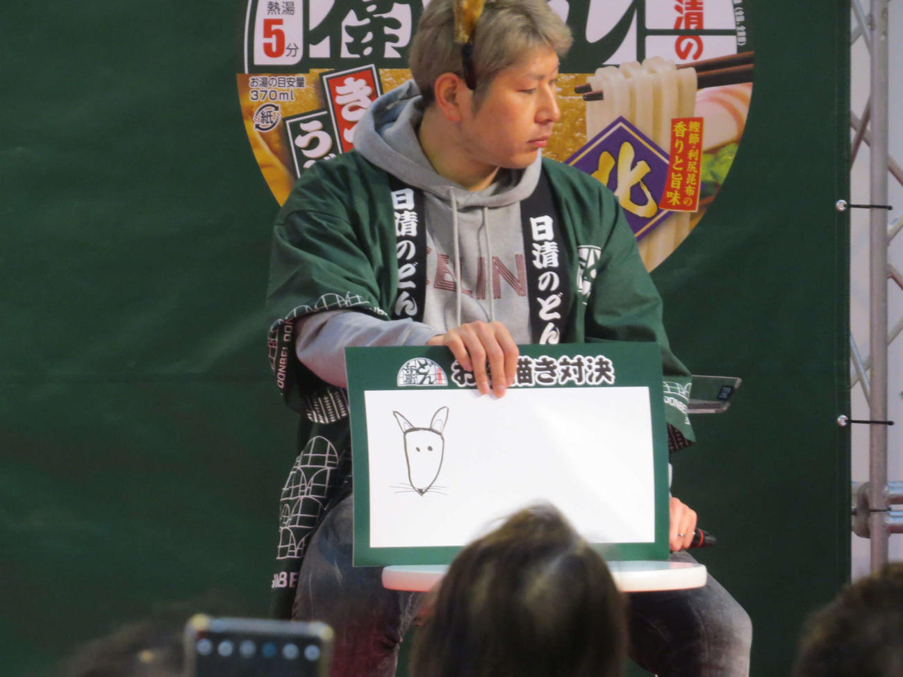 イラストコーナーできつねを描く日本ハム加藤貴（撮影・本間翼）