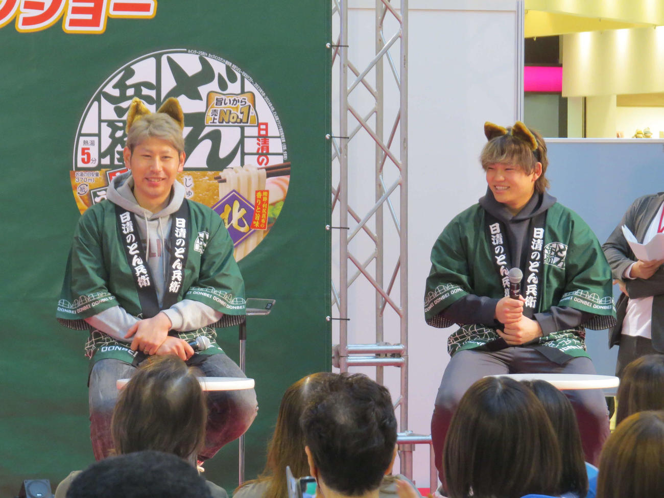 きつね耳をつけてトークショーに参加する日本ハム加藤貴（左）と田宮（撮影・本間翼）