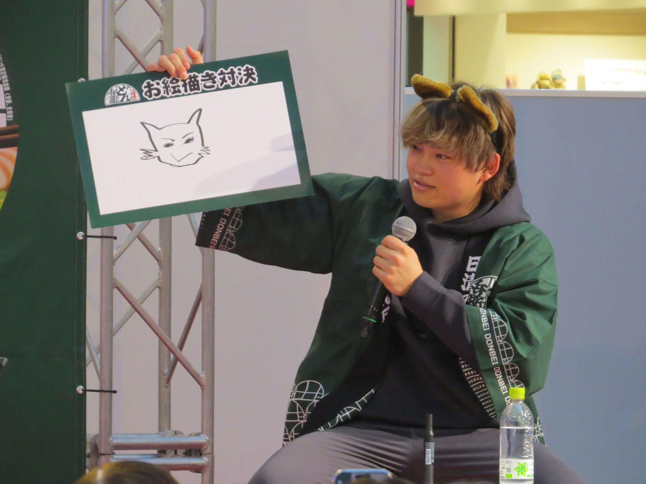 イラストコーナーできつねを描いた日本ハム田宮（撮影・本間翼）