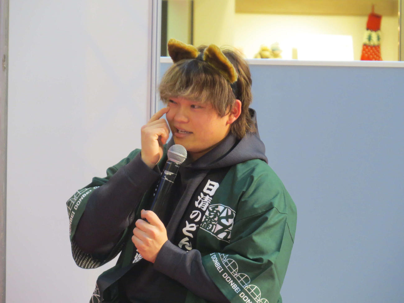 きつね耳をつけてトークショーに参加する日本ハム田宮（撮影・本間翼）