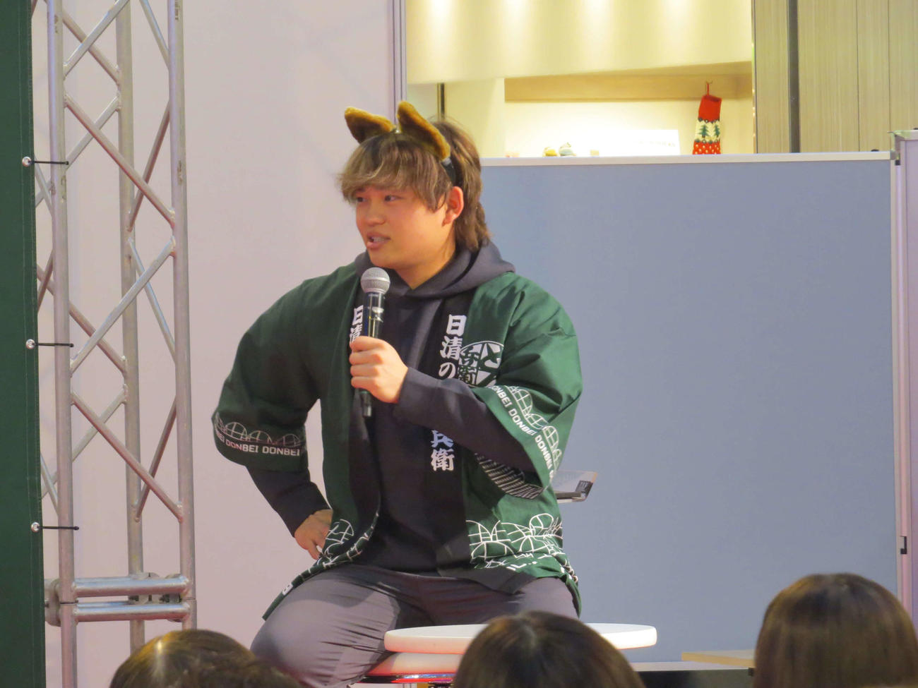 きつね耳をつけてトークショーに参加する日本ハム田宮（撮影・本間翼）