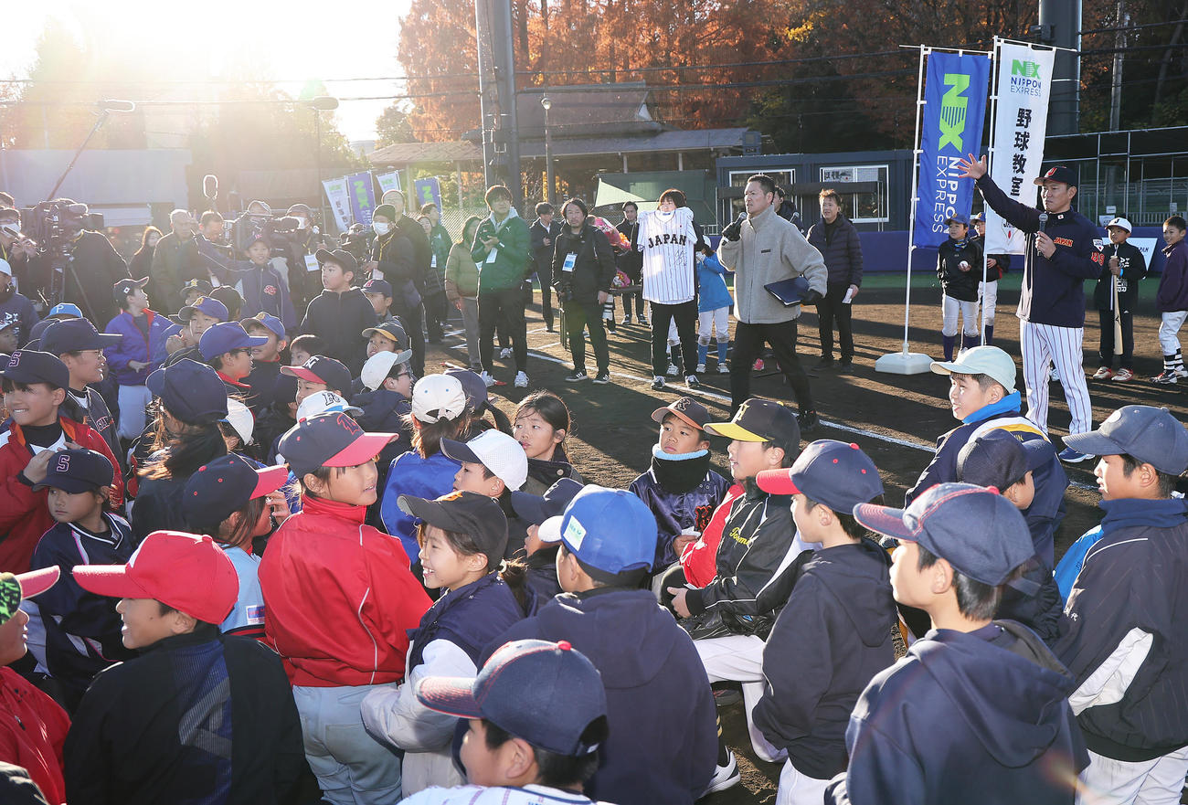 野球教室後、子どもたちとジャンケン大会を行う侍ジャパンの井端監督（右）（撮影・足立雅史）