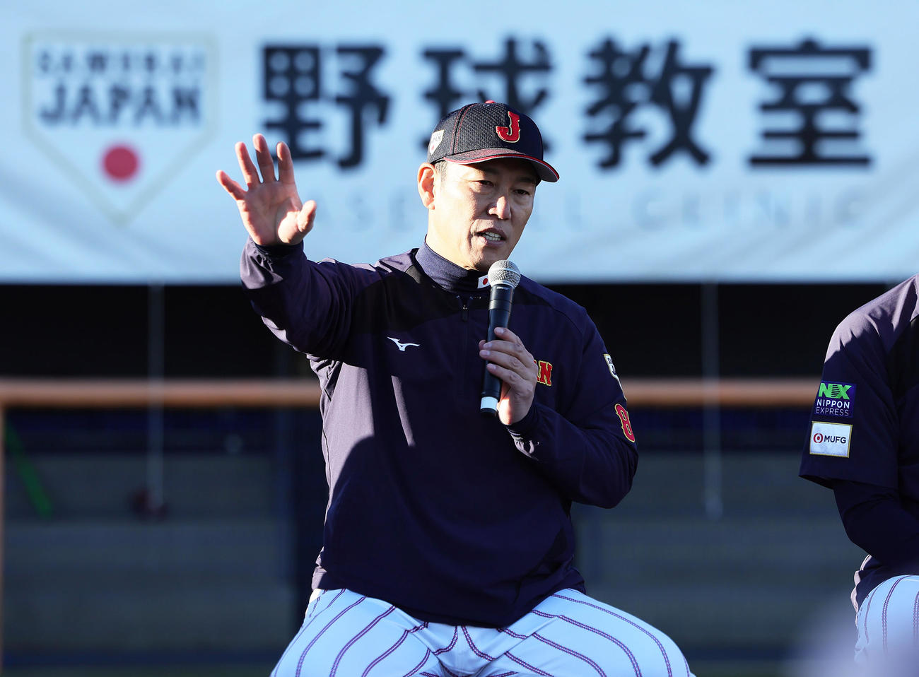 野球教室で子どもたちからの質問に答える侍ジャパン井端監督（撮影・足立雅史）