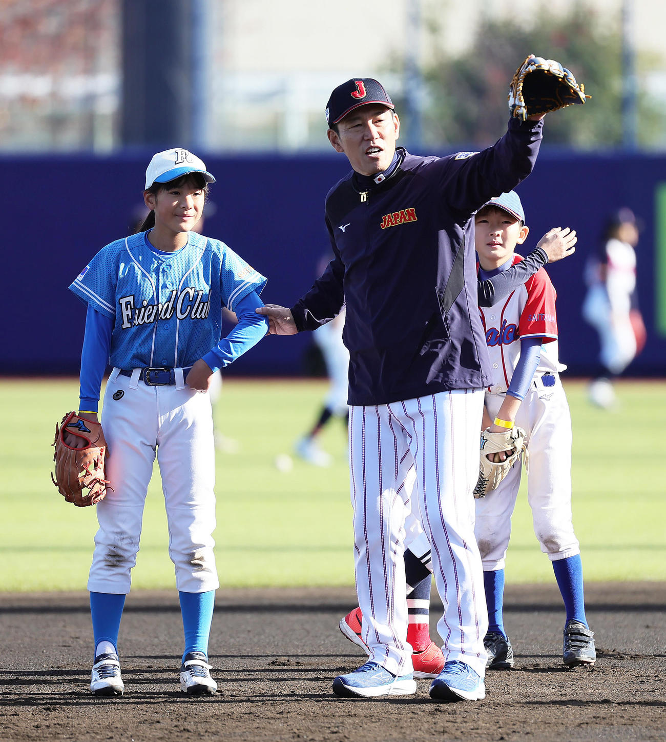 野球教室で子どもたちを指導する侍ジャパン井端監督（右）（撮影・足立雅史）
