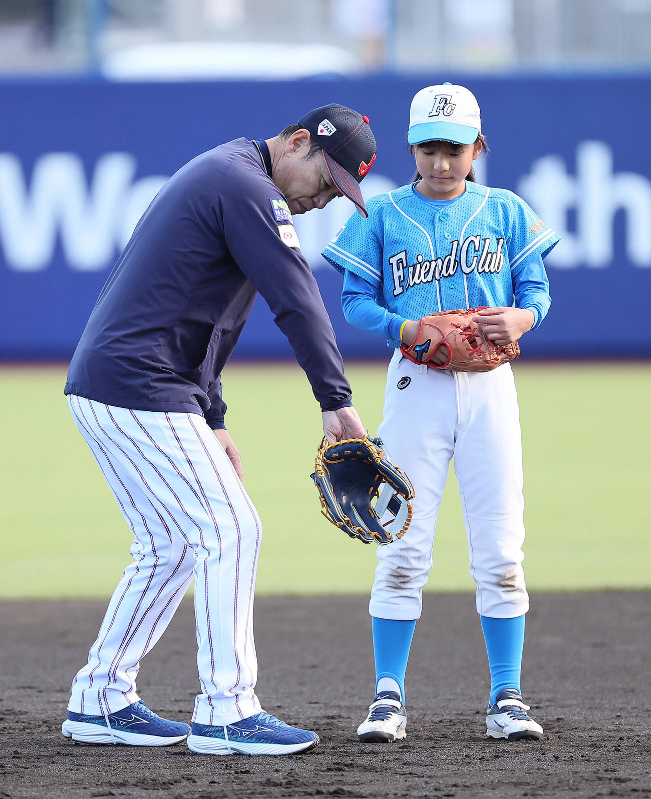 野球教室で子どもたちを指導する侍ジャパン井端監督（左）（撮影・足立雅史）
