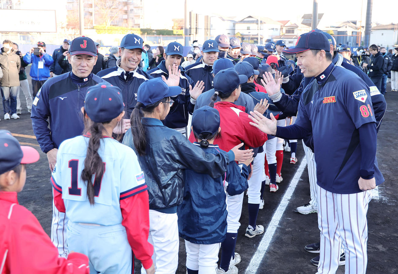 野球教室を終え、子どもたちとタッチを交わす侍ジャパンの井端監督（左）と吉見コーチ（右）（撮影・足立雅史）