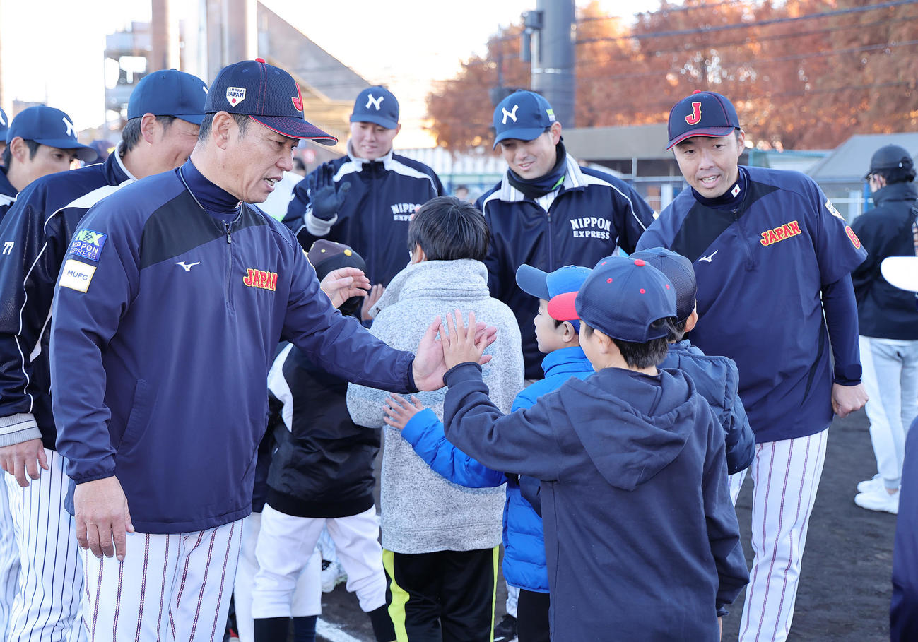 野球教室を終え、子どもたちとタッチを交わす侍ジャパンの井端監督（左）と吉見コーチ（右）（撮影・足立雅史）