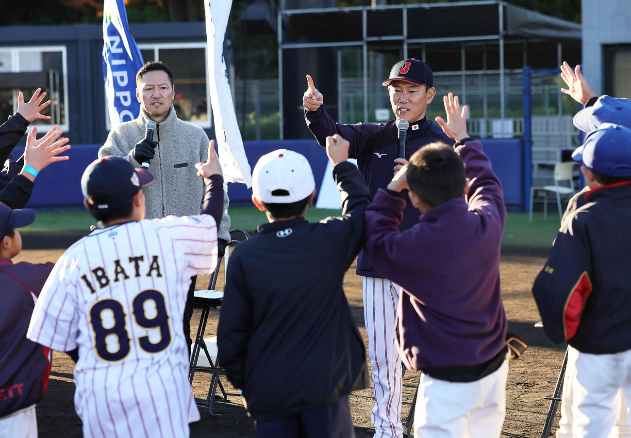 野球教室後、子どもたちとジャンケン大会を行う侍ジャパンの井端監督（右）（撮影・足立雅史）