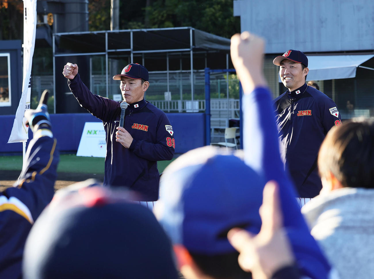 野球教室後、子どもたちとジャンケン大会を行う侍ジャパンの井端監督（左）と吉見コーチ（撮影・足立雅史）