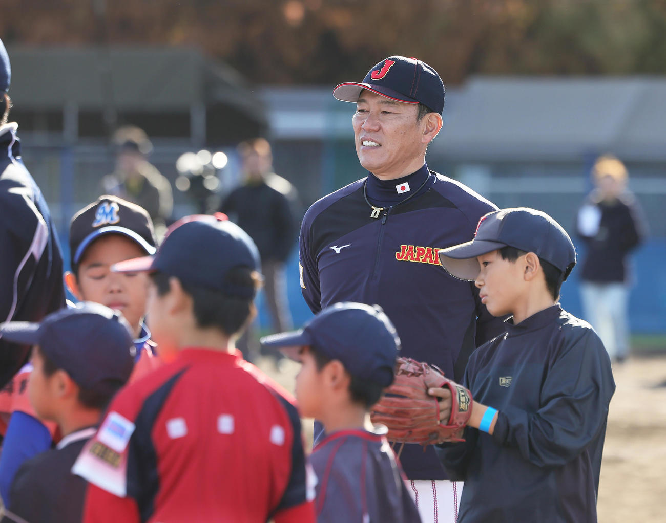 野球教室を行った侍ジャパンの井端監督（撮影・足立雅史）
