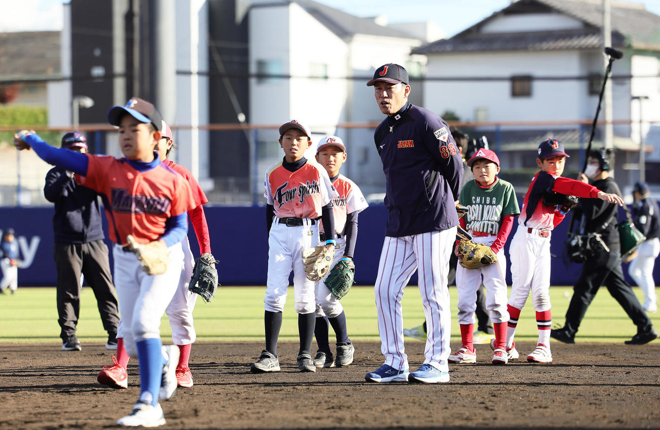 野球教室で子どもたちの守備を見つめる侍ジャパンの井端監督（撮影・足立雅史）