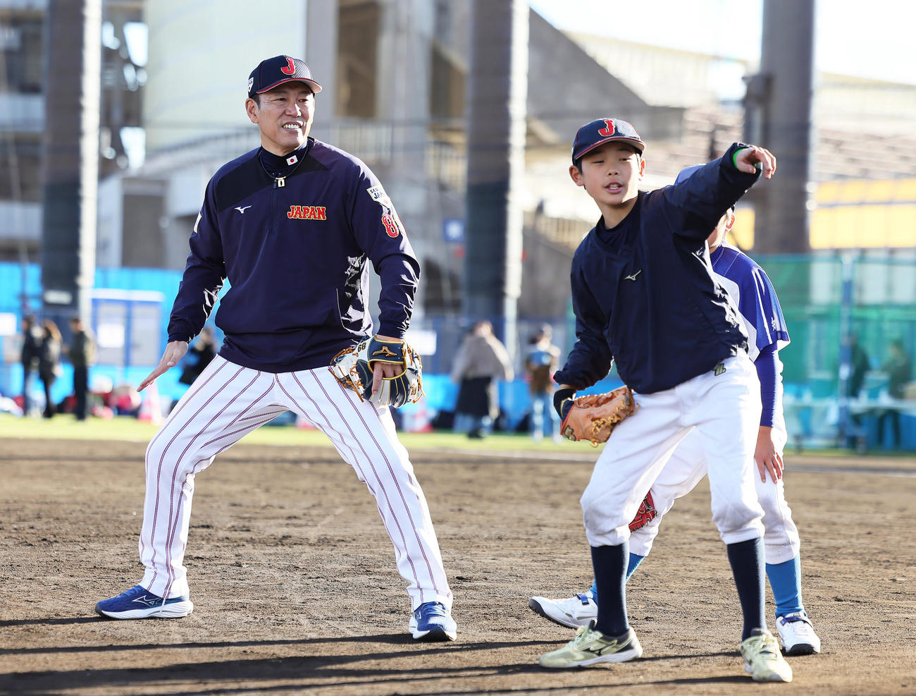 野球教室で子どもたちを指導する侍ジャパンの井端監督（左）（撮影・足立雅史）