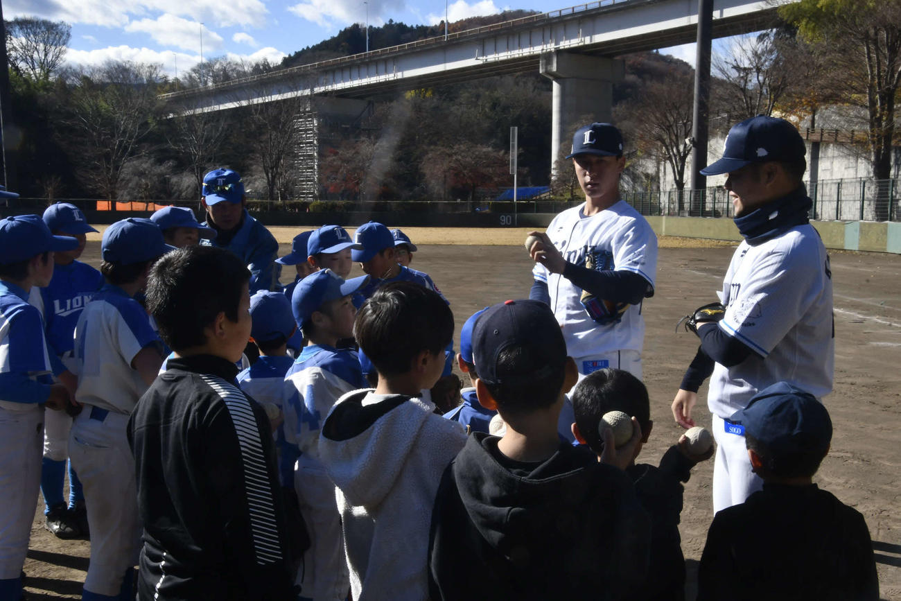 野球教室でキャッチボールの仕方を教える西武の杉山遙希投手と育成の是澤涼輔捕手（撮影・平山連）