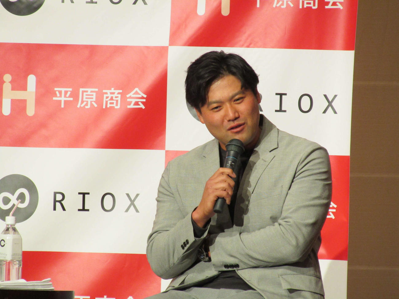 トークショーで、来季の本塁打の目標に25本を掲げた広島末包（撮影・高垣誠）