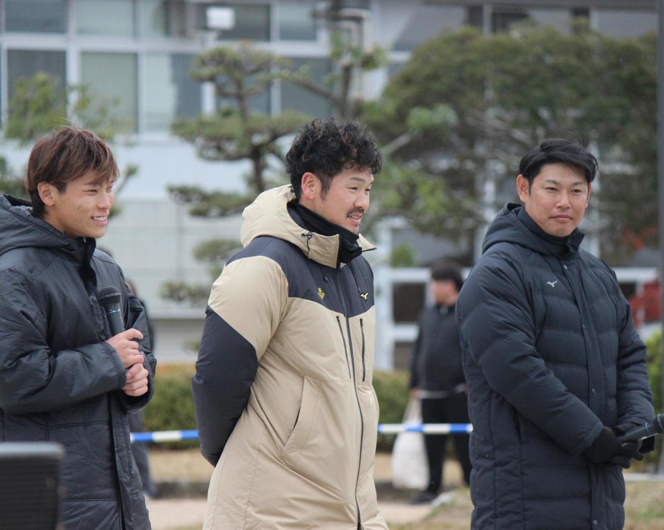 小野ハーフマラソンでミニトークショーを行う左からオリックス中川、T－岡田氏、阪神原口＝2024年12月8日