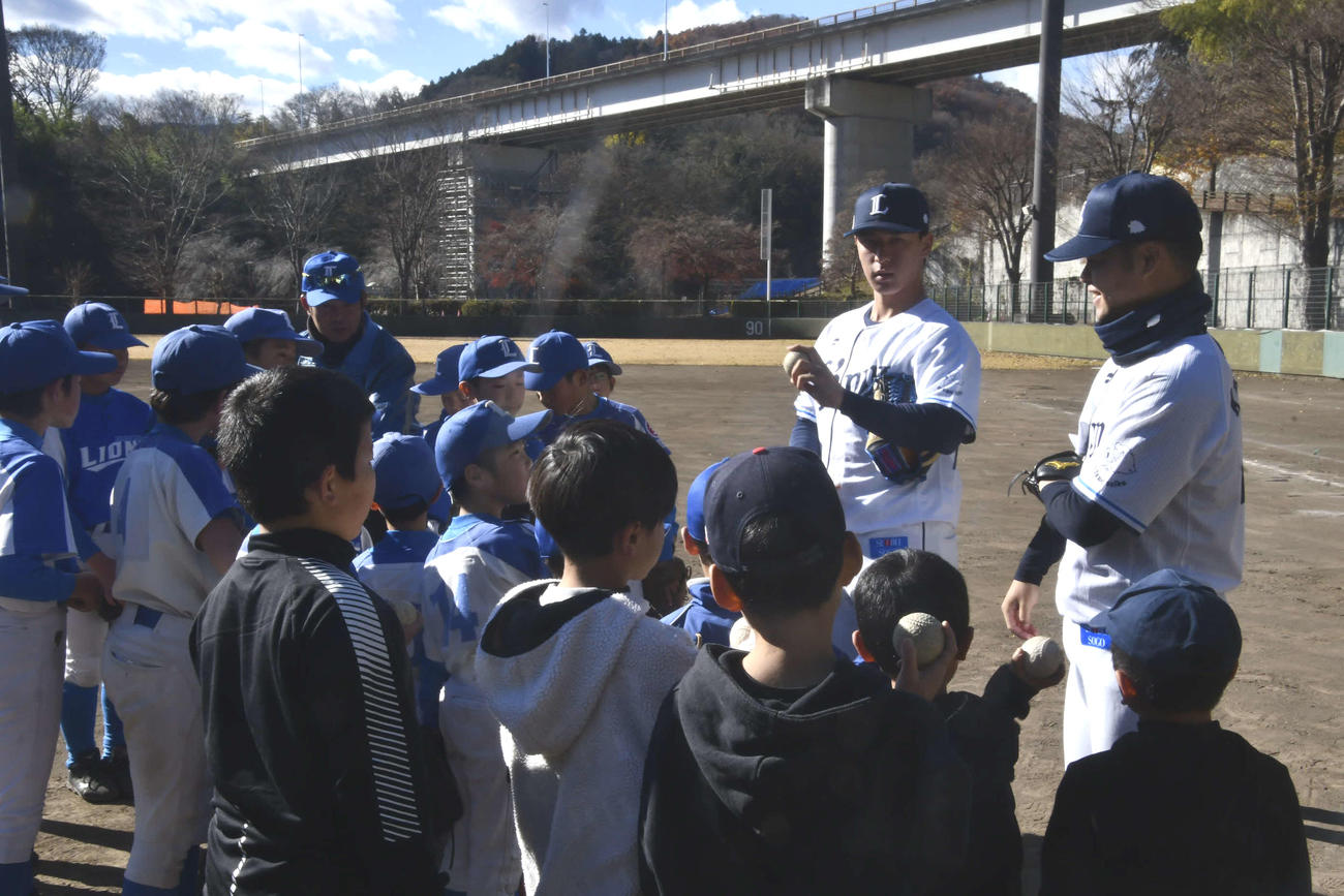 野球教室でキャッチボールの仕方を教える西武の杉山遙希投手と育成の是澤涼輔捕手（撮影・平山連）