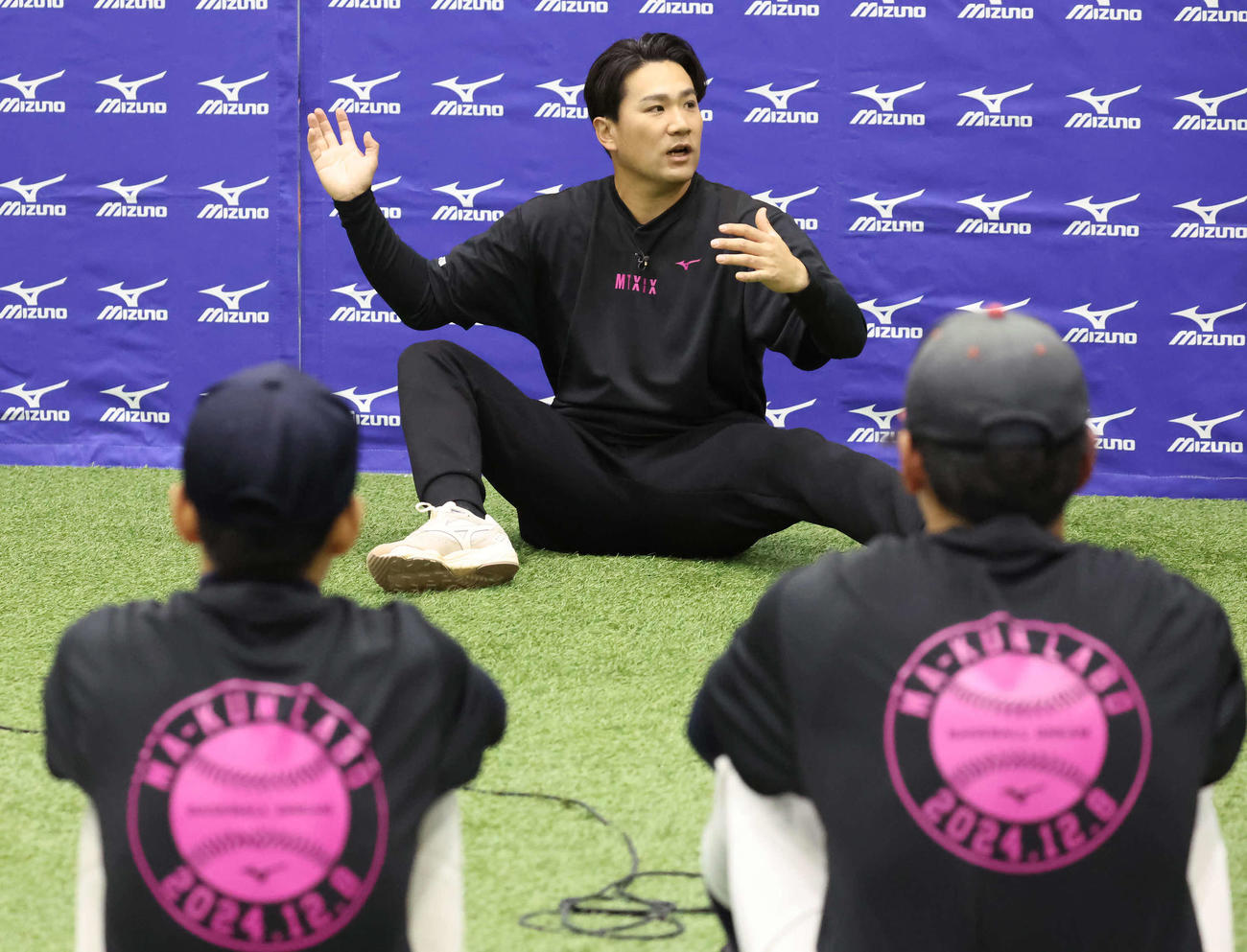 参加した野球少年たちの質問に答える田中（撮影・丹羽敏通）