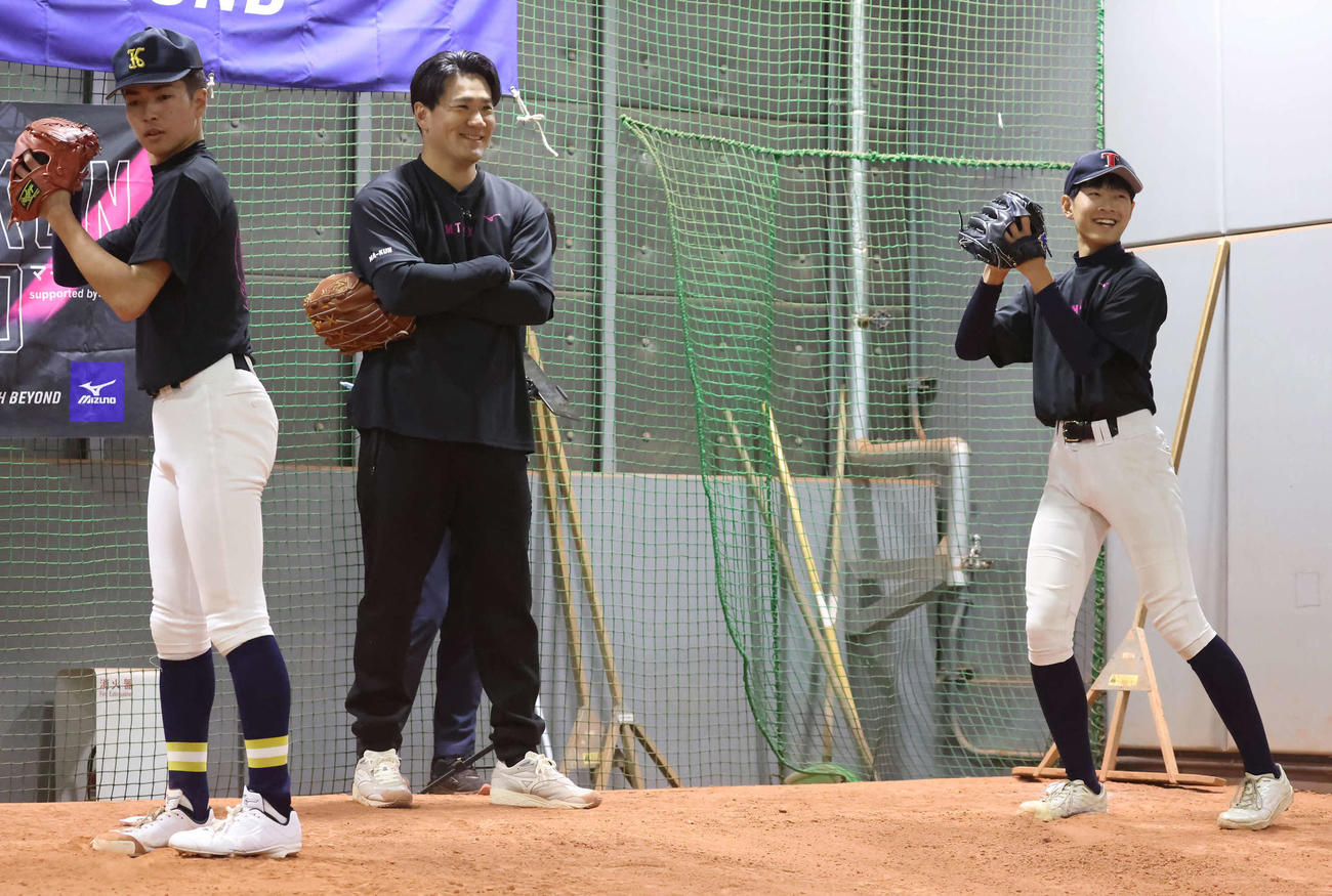 「マー君ラボ2024」で参加した野球少年を見つめる田中（撮影・丹羽敏通）