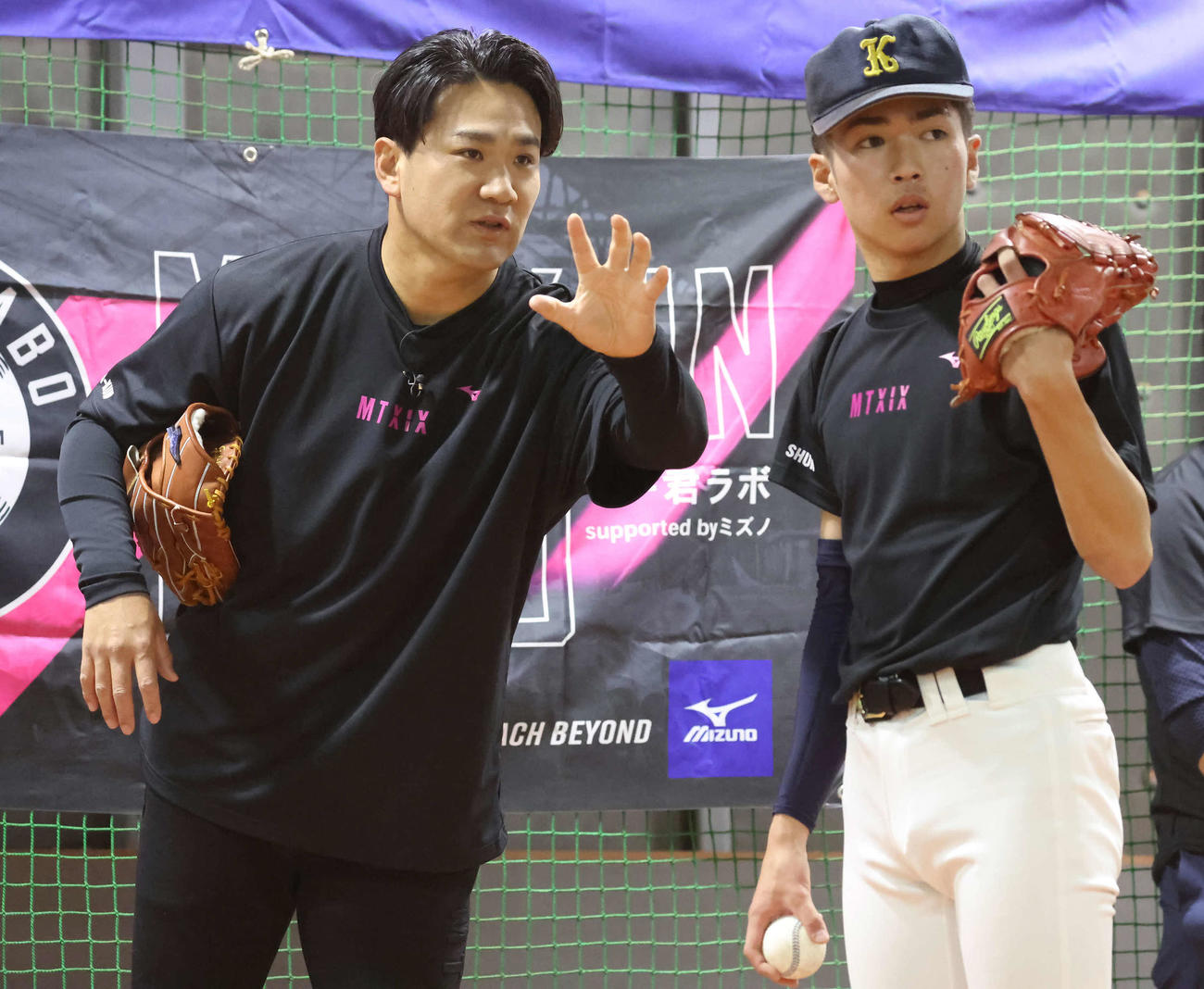 「マー君ラボ2024」で参加した野球少年にピンポイントでターゲットを狙おうと指導する田中（撮影・丹羽敏通）
