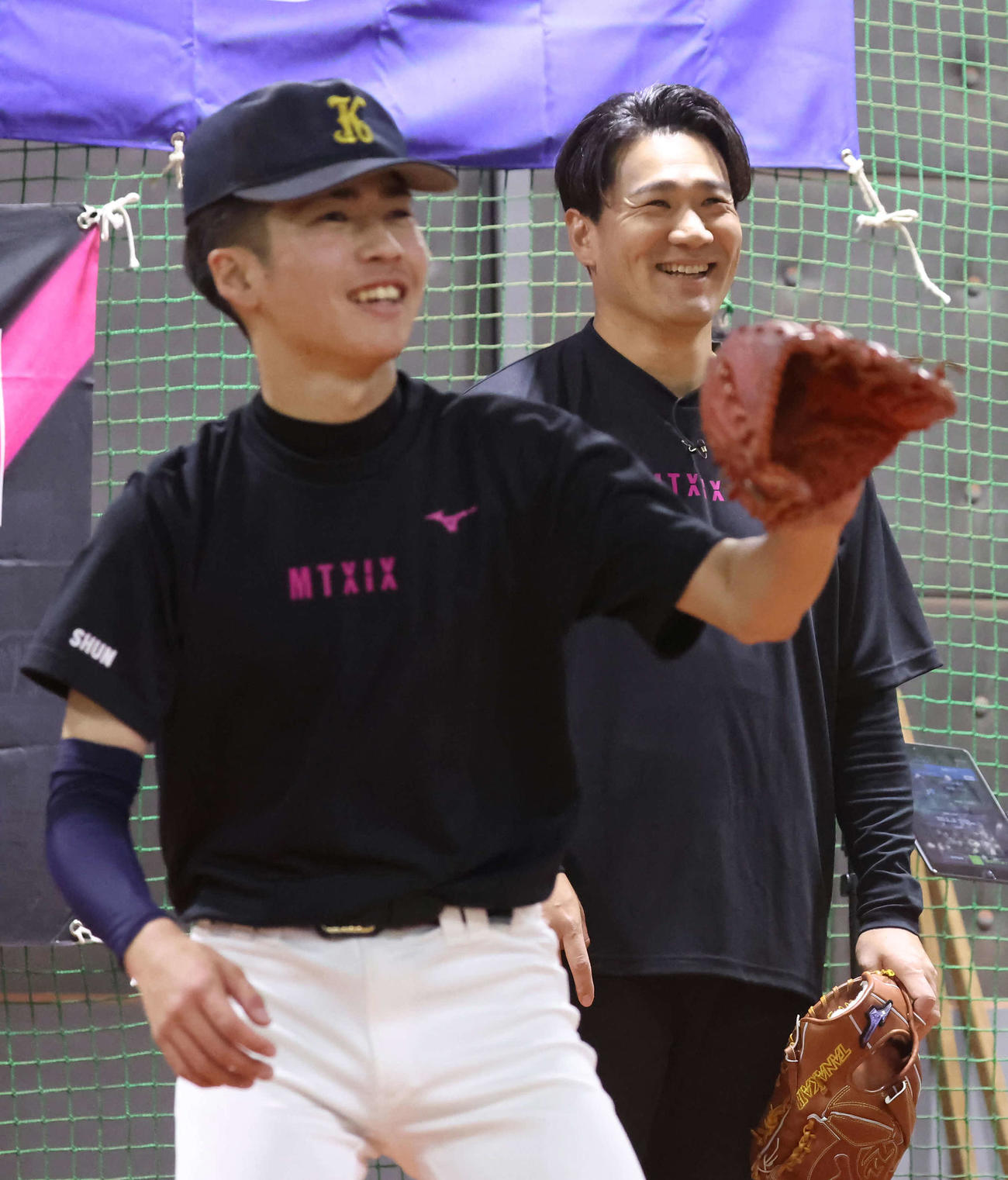 「マー君ラボ2024」で指導通りの投球に笑顔の参加者と田中（撮影・丹羽敏通）