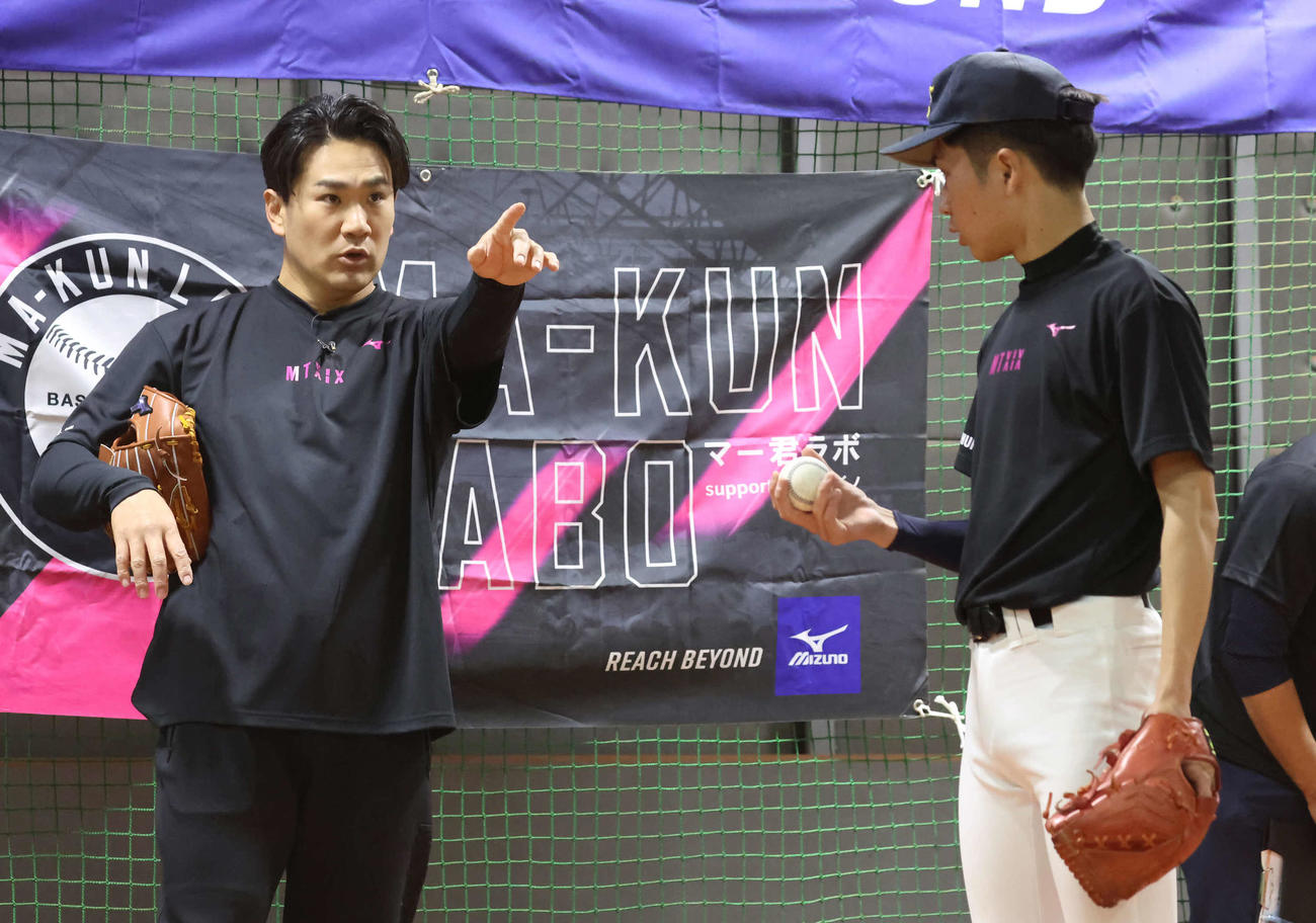 「マー君ラボ2024」で参加した野球少年にピンポイントでターゲットを狙おうと指導する田中（撮影・丹羽敏通）