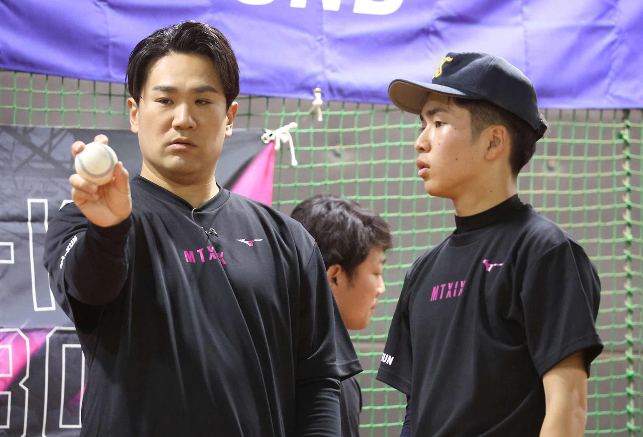 「マー君ラボ2024」で参加した野球少年にスライダーの握りを見せる田中（撮影・丹羽敏通）