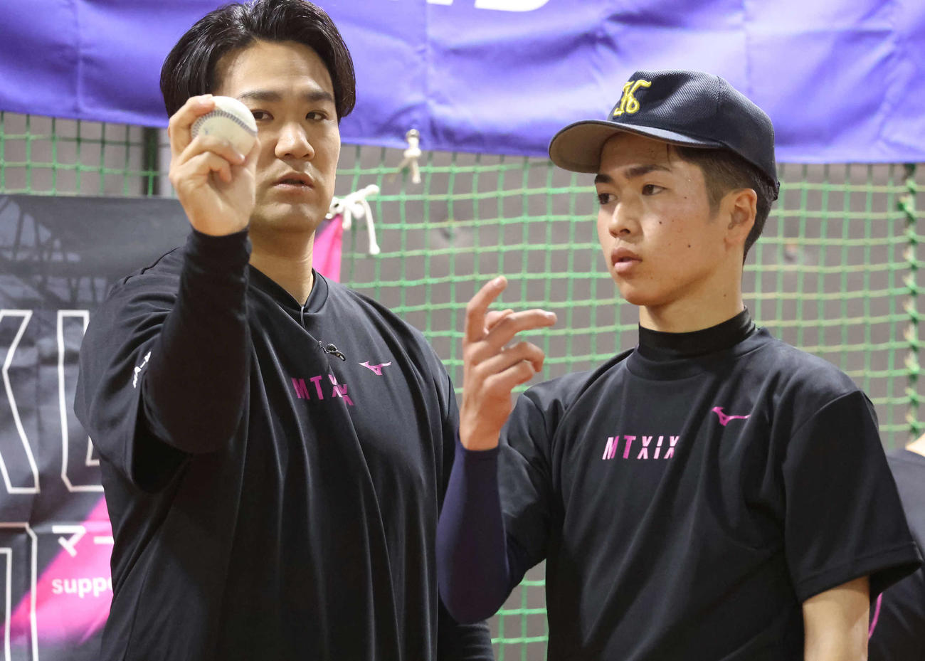 「マー君ラボ2024」で参加した野球少年にスライダーの握りを見せる田中（撮影・丹羽敏通）