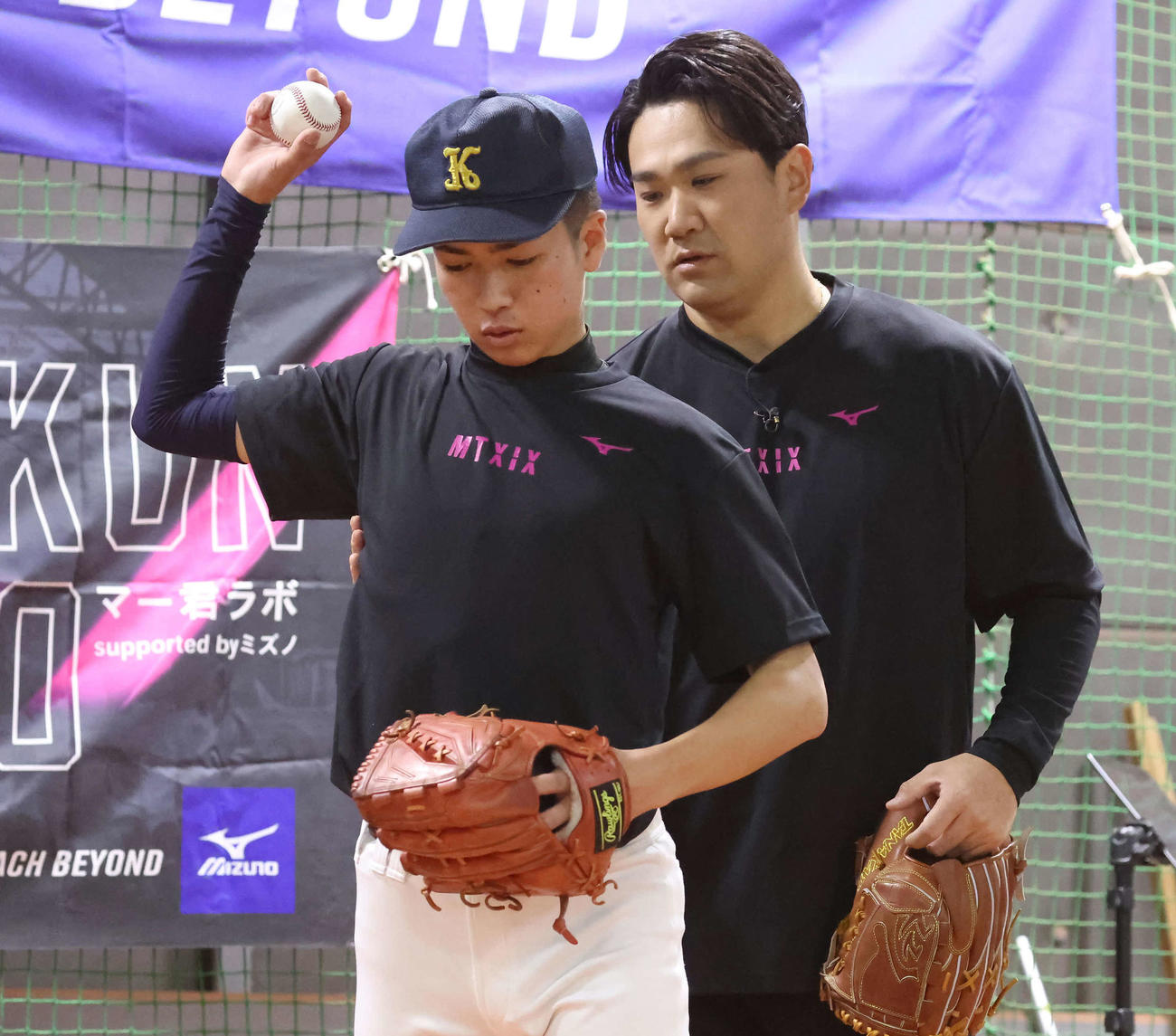 「マー君ラボ2024」で参加した野球少年に直接指導する田中（撮影・丹羽敏通）