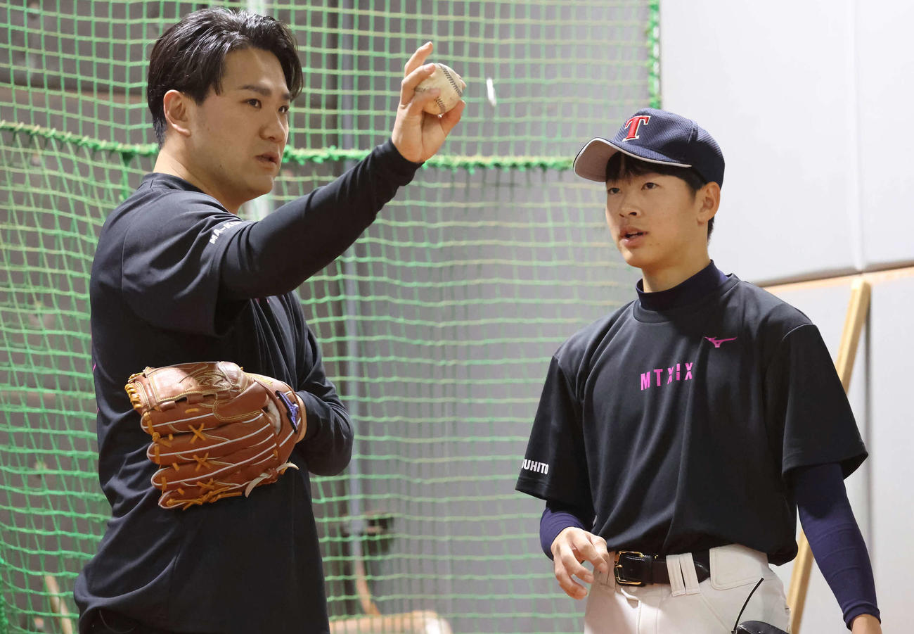 「マー君ラボ2024」で参加した野球少年にチェンジアップの握りを見せる田中（撮影・丹羽敏通）